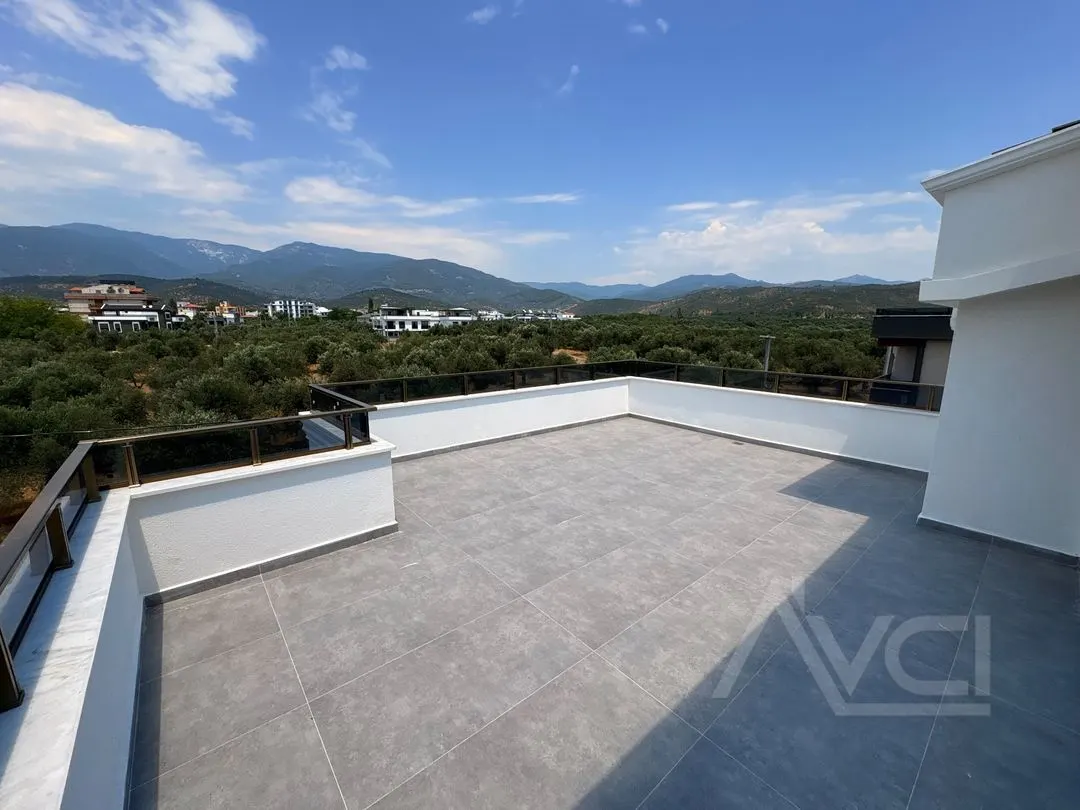AVCI’DAN GİRİŞTE ODALI 4+1 TERASLI VİLLA
