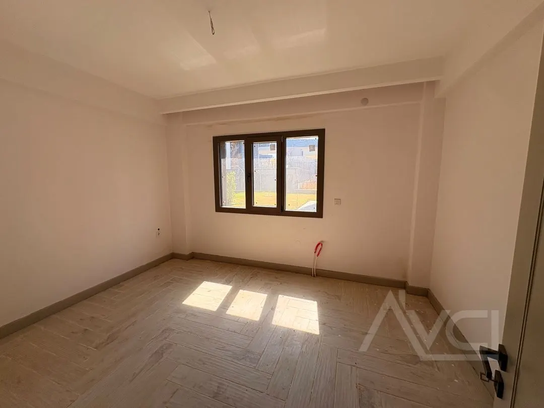 AVCI’DAN  4+1 GİRİŞTE ODALI DENİZE  YAKIN SİTE İÇİ SIFIR VİLLA