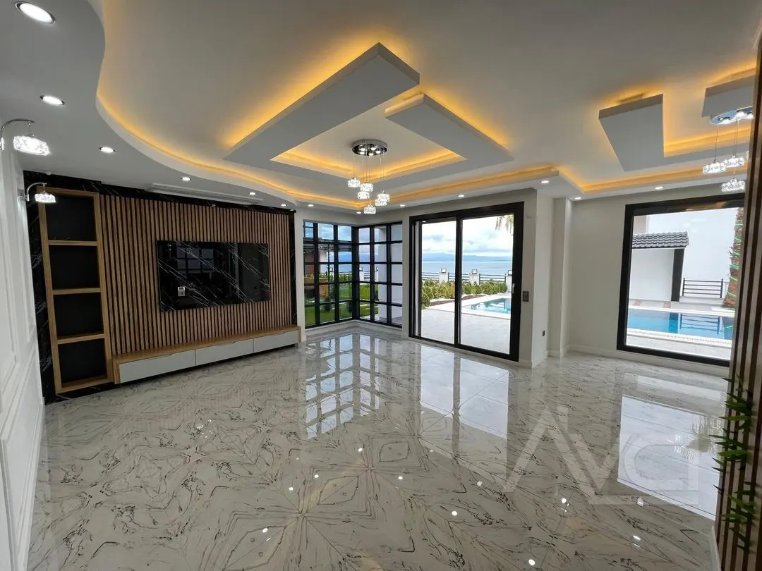 AVCI’DAN ALTINOLUK’TA 600M2 ARSA İÇİNDE BEYAZ KONAK