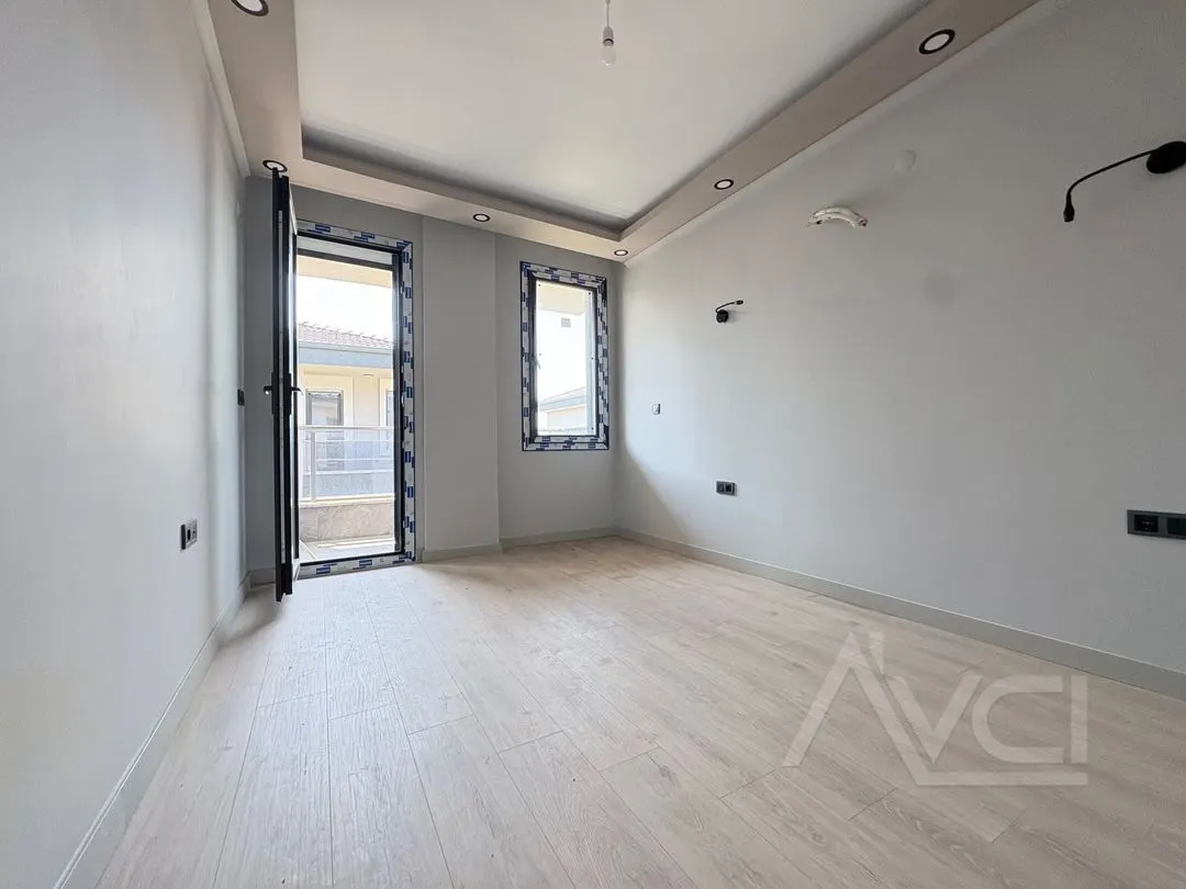 AVCI’DAN KÜÇÜKKUYUDA HAVUZLU SİTE İÇERİSİNDE 3+1 VİLLA