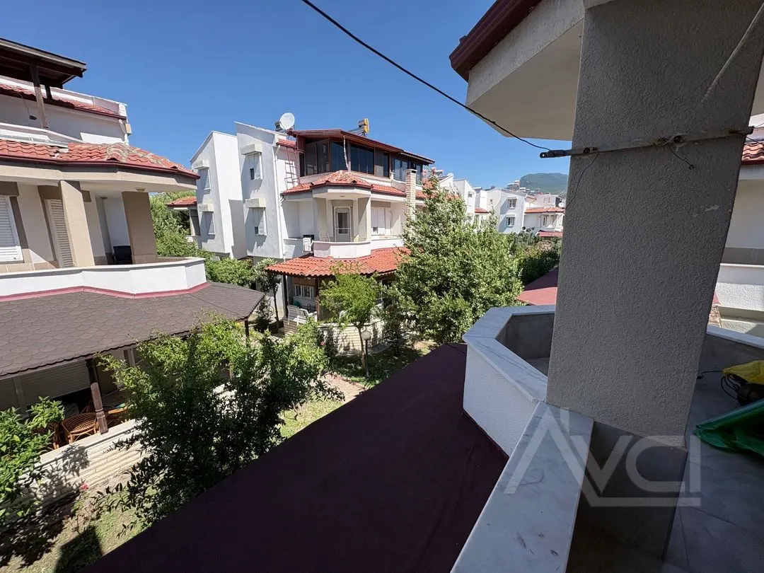 AVCI’DAN SİTE İÇERİSİNDE DENİZE 200MT 3+1 EŞYALI VİLLA