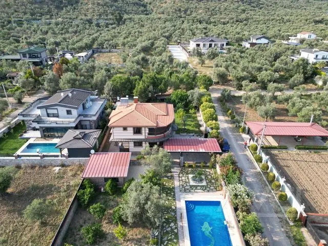 AVCI’DAN 1,500 M2 ARSA İÇİNDE 2 MÜŞTEMİLATLI HAVUZLU MALİKANE