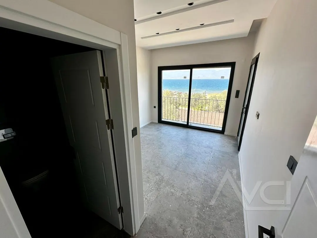 AVCI’DAN HER ODADAN DENİZ MANZARALI DENİZE 50MT SIFIR VİLLA