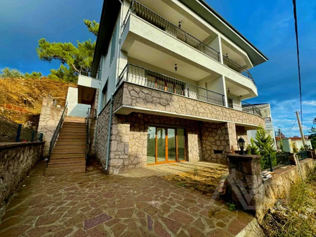 AVCI’DAN GİRİŞTE ODA 5+2 TAŞ KONAK TARZI DENİZ MANZARALI GENİŞ VİLLA