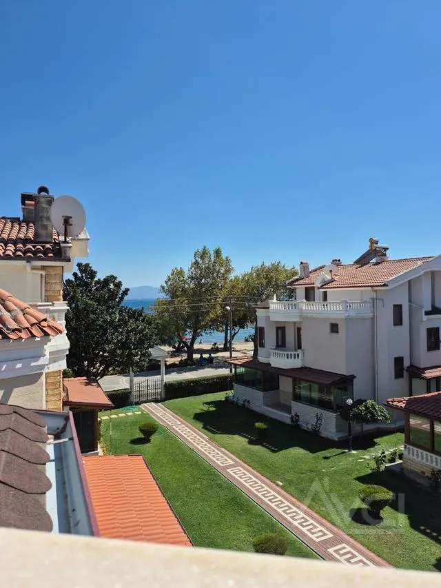GÜRE KORDON’DA DENİZE SIFIR SİTE İÇİ 4+1