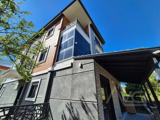 AVCI’DAN AKÇAY GÜRE ARASI DENİZE 750 MT LÜKS SIFIR 4+1 VİLLA