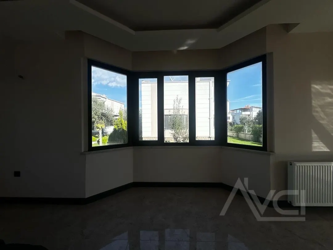 AVCI’DAN YOLUN ALTI DENİZE 100MT HAVUZLU SIFIR VİLLA