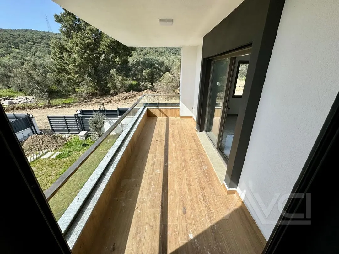NARLIDA DENİZE 300MT 3+1 GENİŞ BAHÇE ALANI + HAVUZ  AYRI MUTFAK TERASLI