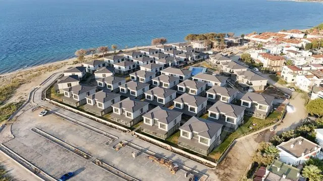 AVCI’ DAN TEK YETKİ 300M2 NET DENİZE SIFIR VİLLA/ÜÇÜNCÜ SIRA