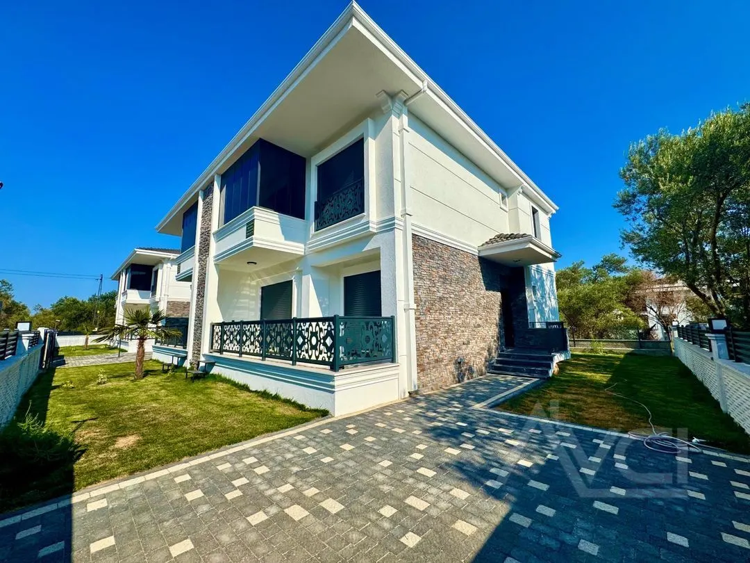AVCI’DAN 4+1 GİRİŞTE ODALI AYRI MUTFAK DENİZE 350MT VİLLA