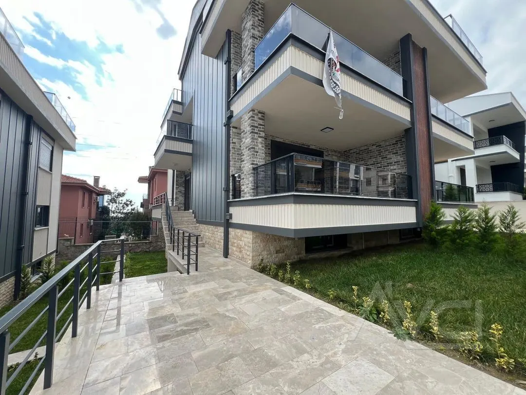 AVCI’DAN ALTINOLUK’TA 5+1 DENİZ MANZARALI 2 MUTFAKLI VİLLA