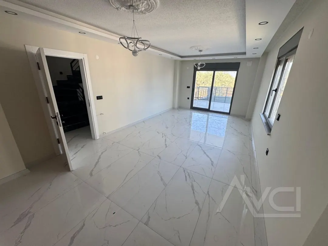 AVCI’DAN YOL ALTINDA DENİZ MANZARALI 4+1 VİLLA