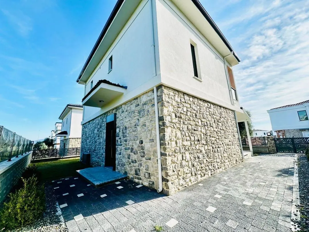 AVCI'DAN DENİZE SIFIR SİTE TAM MÜSTAKİL GİRİŞTE ODALI VİLLA
