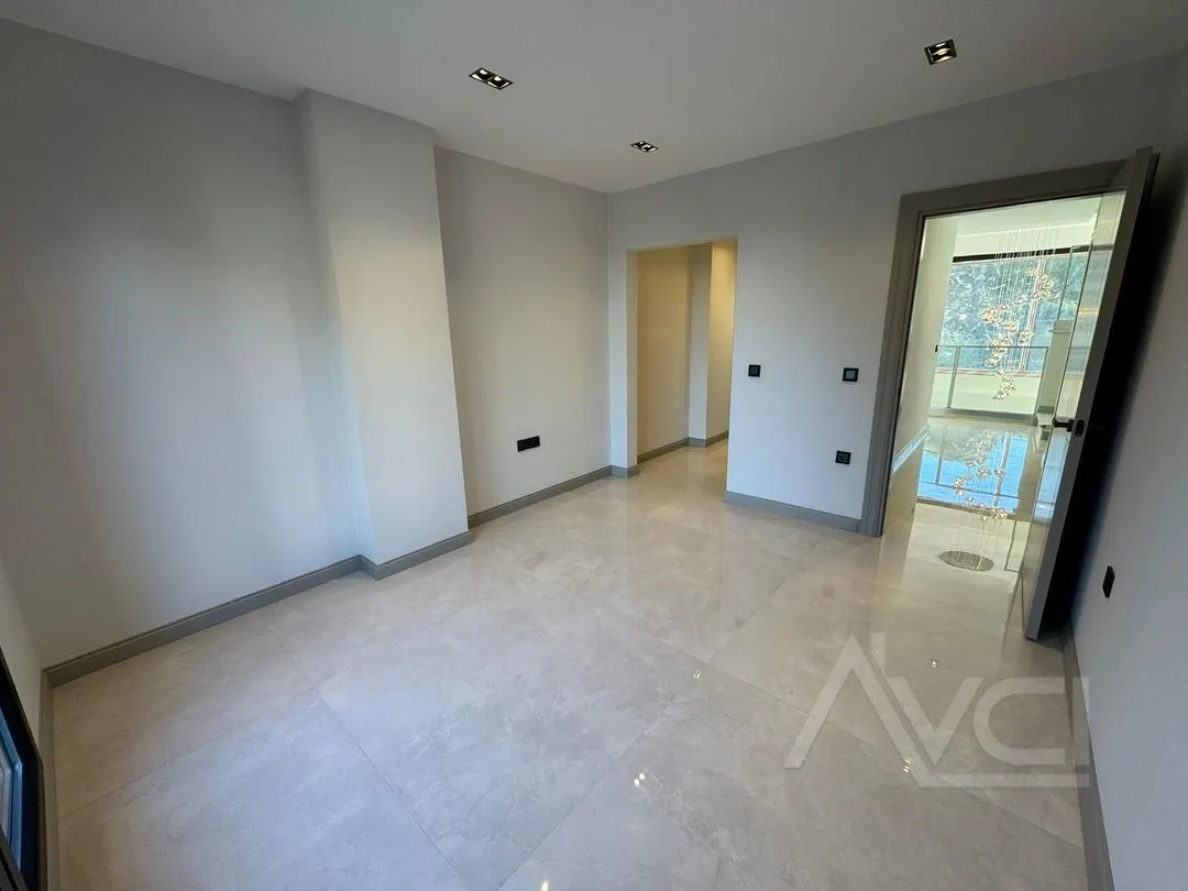 AVCI’DAN YÜRÜYÜŞ YOLUNDA CEPHELİ 400M2 ARSA İÇİNDE VİLLA