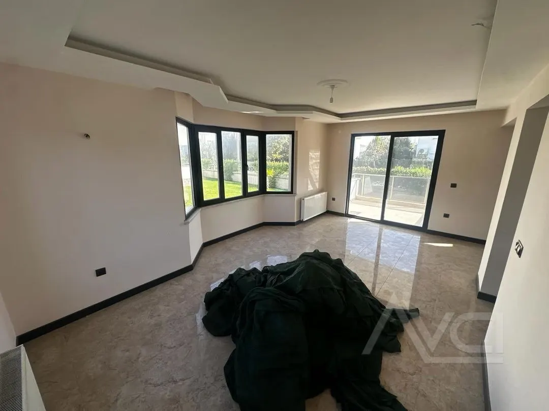 AVCI’DAN YOLUN ALTI DENİZE 100MT HAVUZLU SIFIR VİLLA