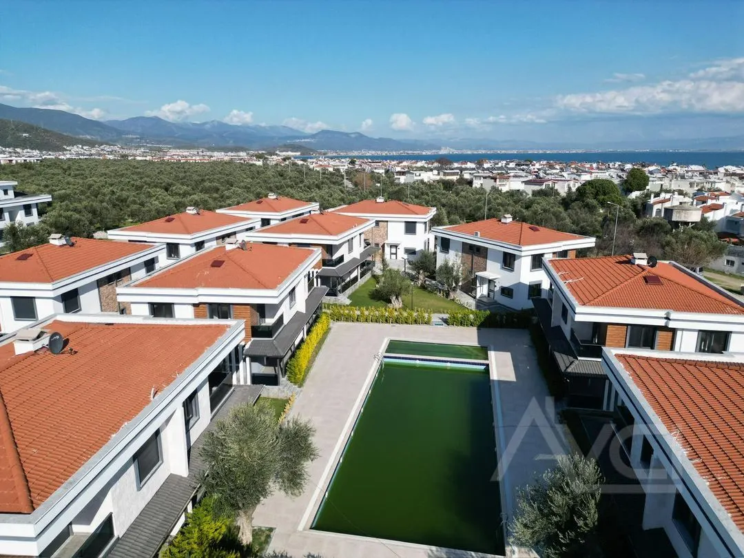 AVCI’DAN 3+1 HAVUZLU DENİZE 200 MT FUL EŞYALI YOL CEPHELİ VİLLA