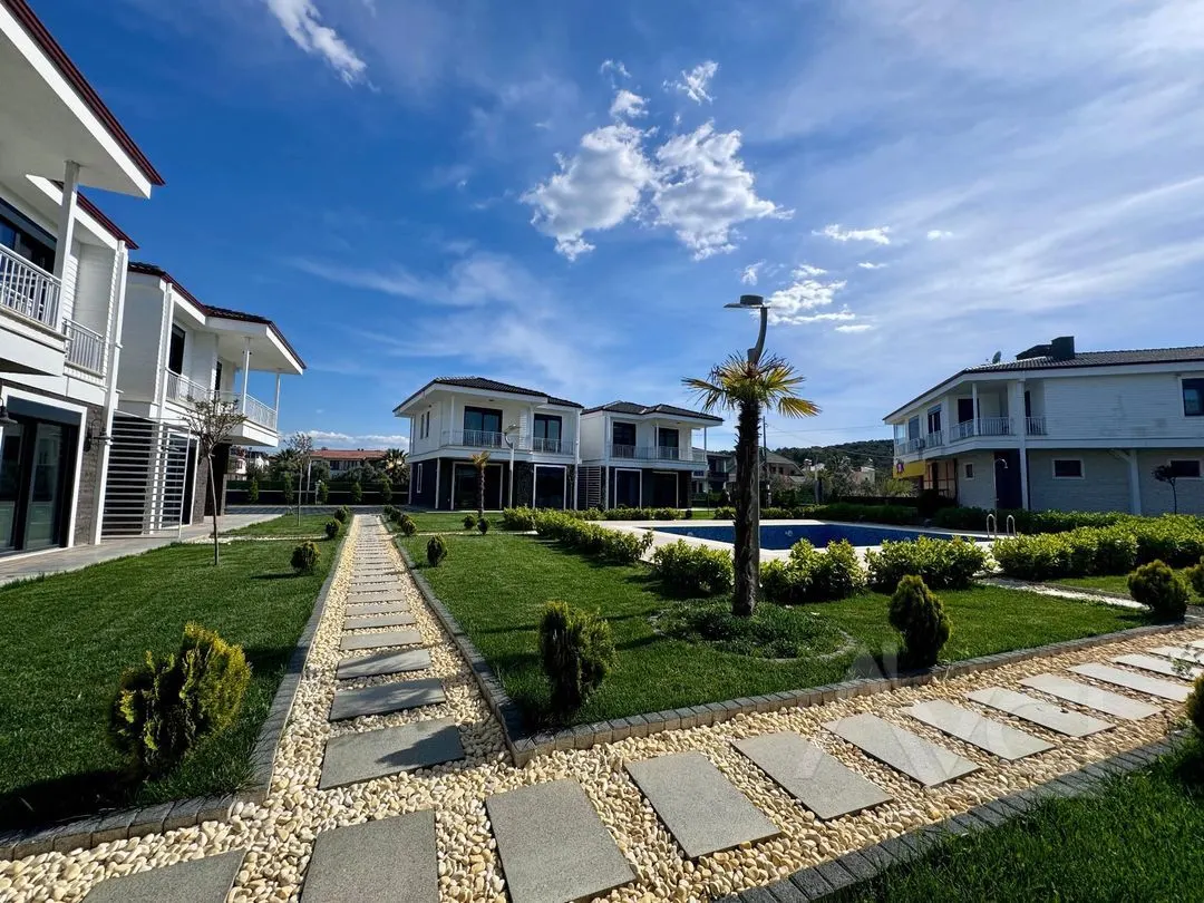 BURHANİYE PELİTKÖY’DE HAVUZLU SIFIR ULTRA LÜKS 3+1 VİLLA