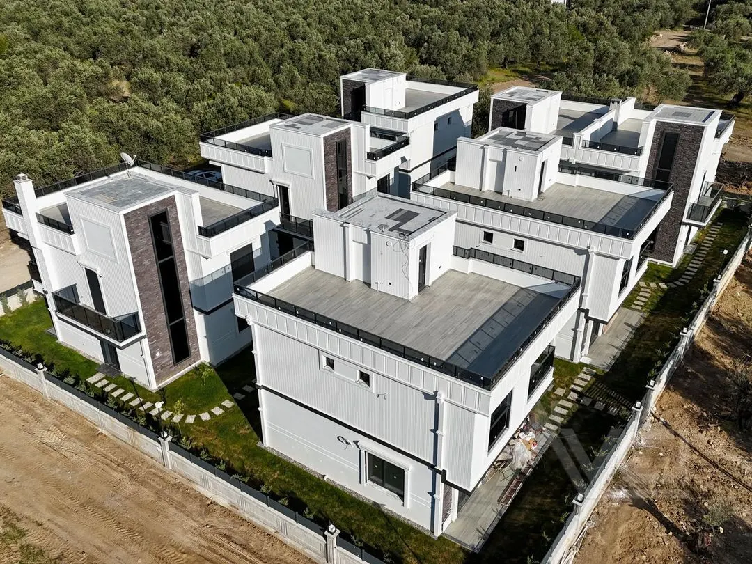 AVCI’DAN HAVUZLU GİRİŞTE ODALI 4+1 LÜKS VİLLALAR