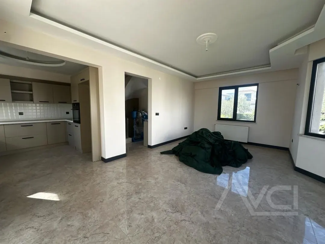 AVCI’DAN YOLUN ALTI DENİZE 100MT HAVUZLU SIFIR VİLLA