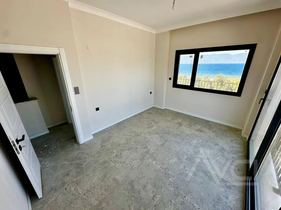 AVCI’DAN HER ODADAN DENİZ MANZARALI DENİZE 50MT SIFIR VİLLA
