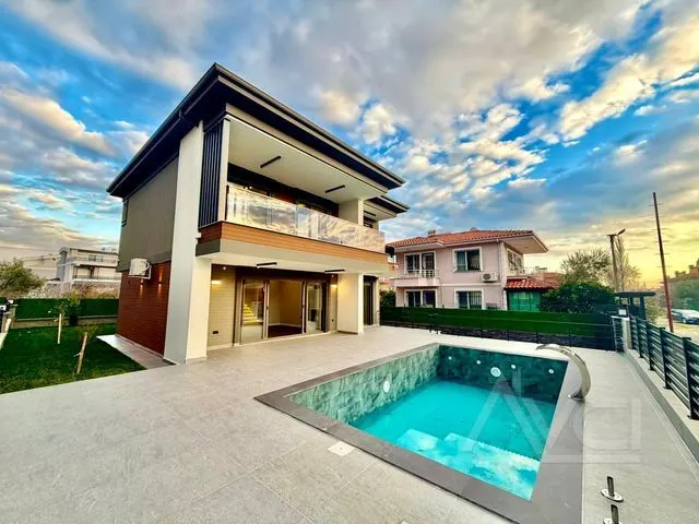 AVCI’DAN FENER’DE 400M2 ARSA GİRİŞ ODALI MÜSTAKİL HAVUZLU VİLLA