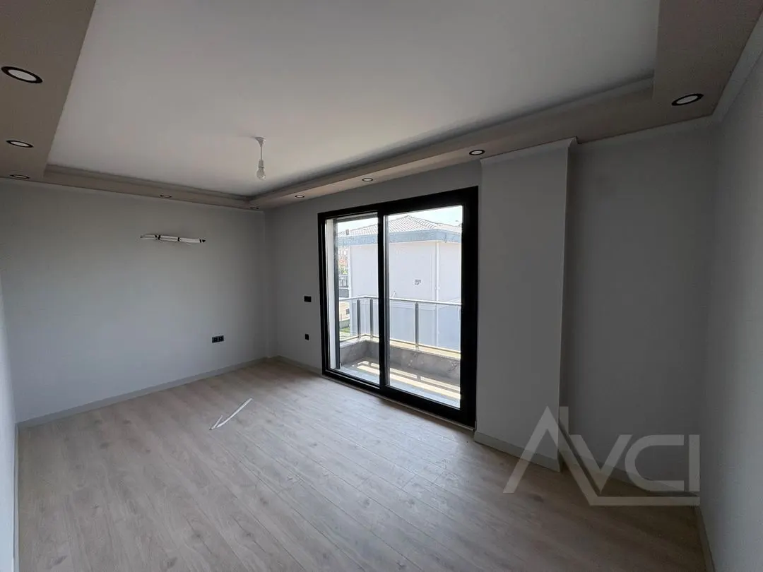 AVCI ‘DAN KÜÇÜKKUYUDA 3+1 YOLA YAKIN VİLLA
