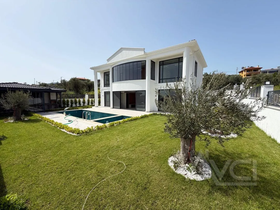 AVCI’DAN ALTINOLUKTA 700M2 İÇERİSİNDE BEYAZ KONAK