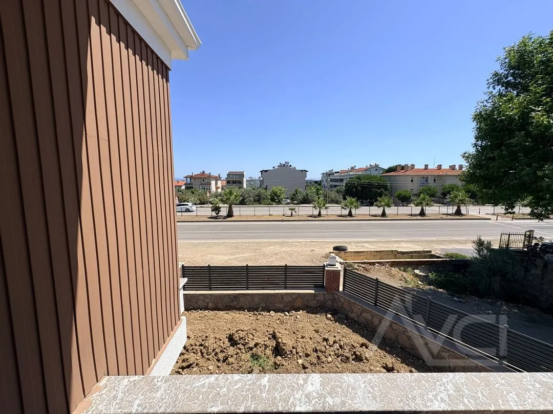 AVCI’DAN KÜÇÜKKUYU’DA YOL CEPHELİ SİTE İÇERİSİNDE 3+1 SIFIR VİLLA