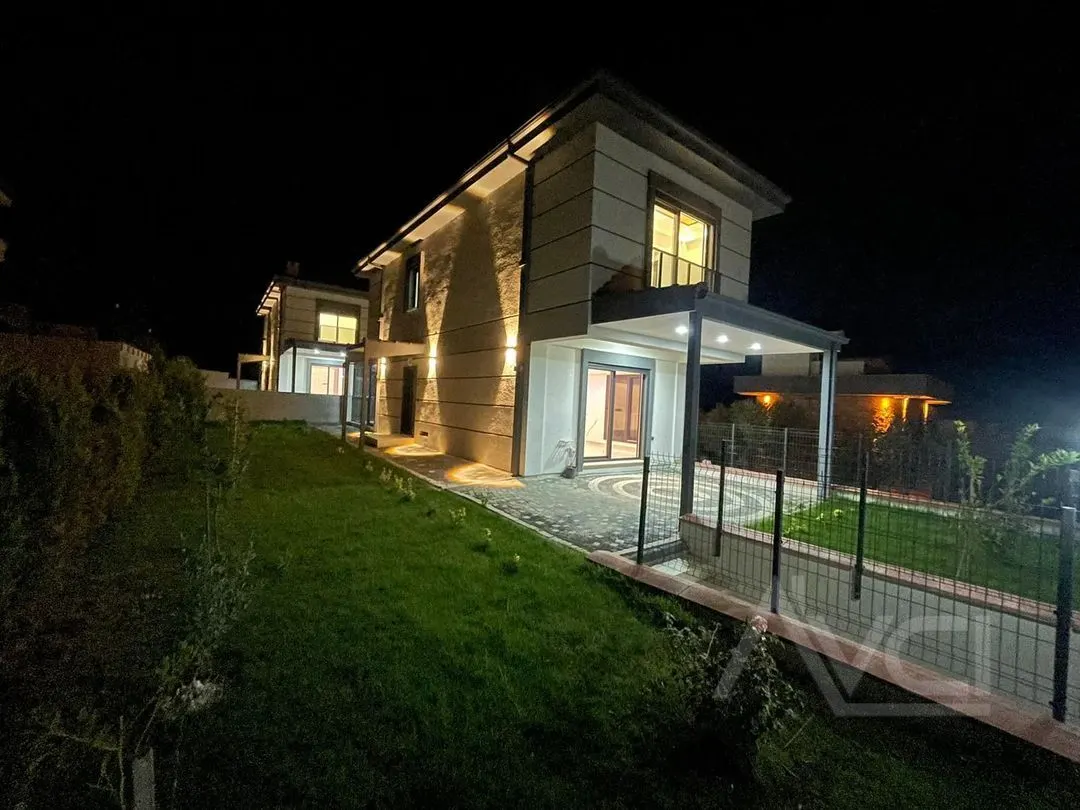 AVCI’DAN 400 M2 ARSA TAM MÜSTAKİL DENİZ MANZARALI VİLLA