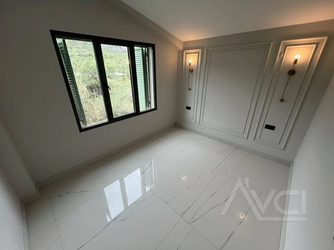 AVCI’DAN 700M2 ARSA İÇİNDE GİRİŞTE 2 ODALI HAVUZLU LÜKS ALAÇATİ TARZI VİLLA
