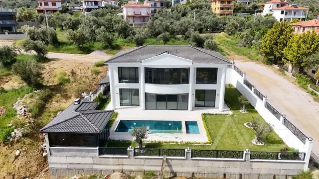 AVCI’DAN ALTINOLUKTA 700M2 İÇERİSİNDE BEYAZ KONAK