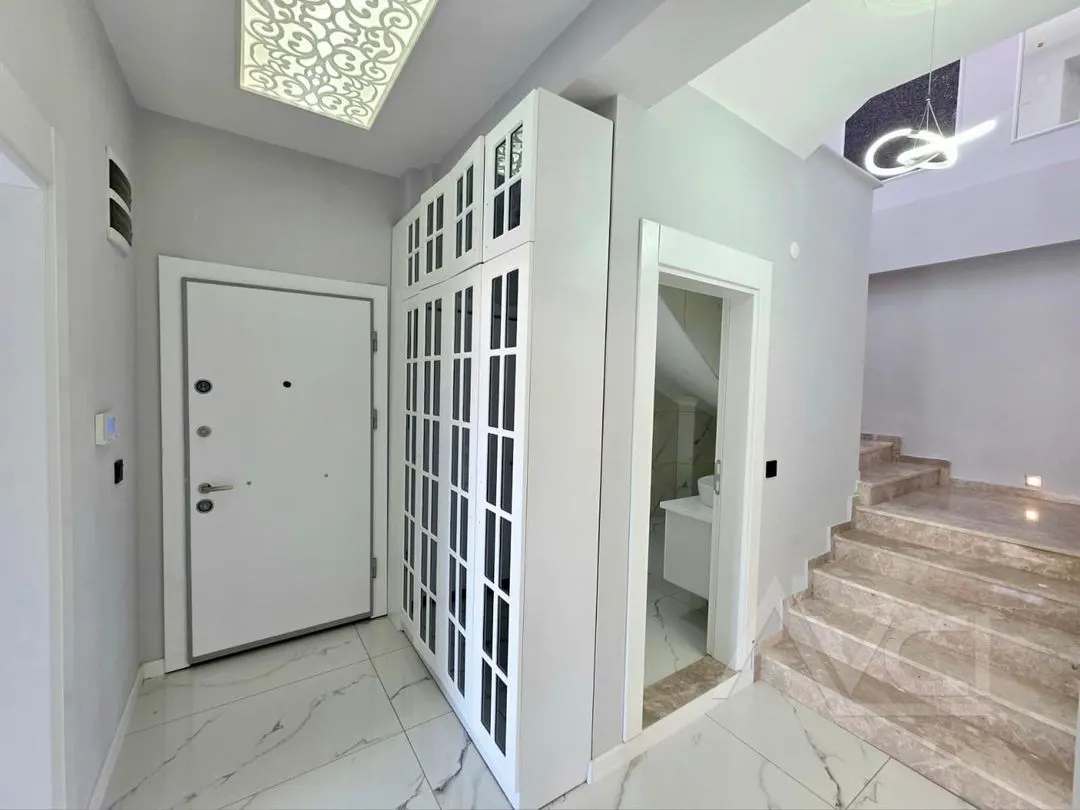 AVCI’DAN 4+1 GİRİŞTE ODALI AYRI MUTFAK DENİZE 350MT VİLLA