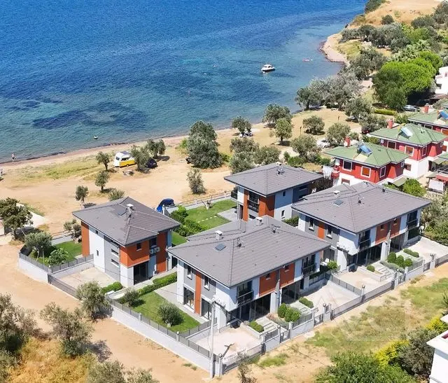 AVCI’DAN PELİTKÖY’DE DENİZE SIFIR VİLLA