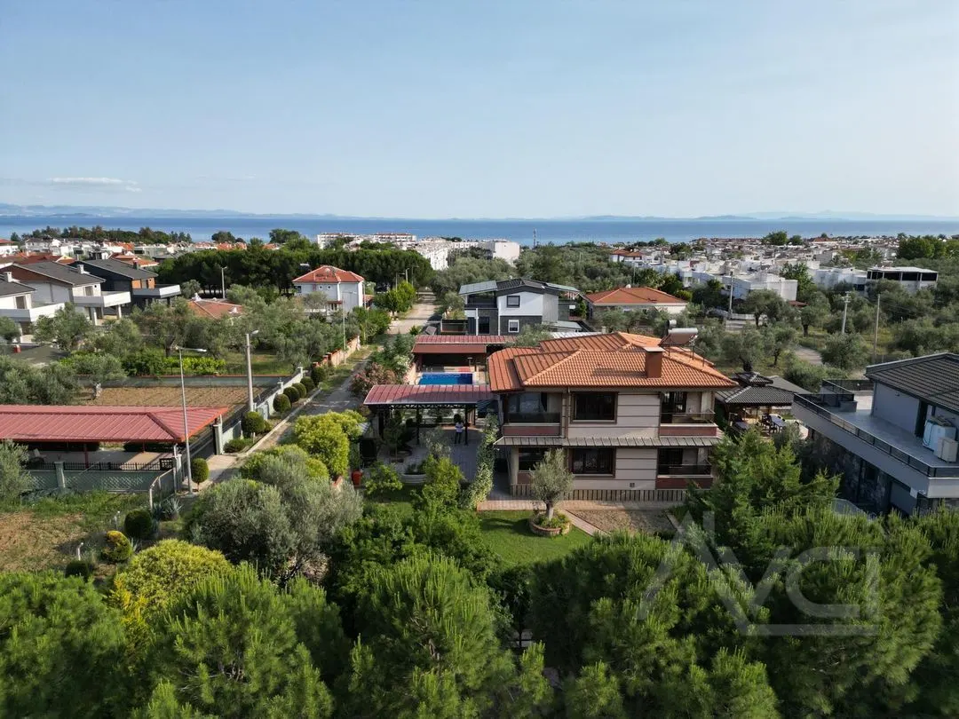 AVCI’DAN 1,500 M2 ARSA İÇİNDE 2 MÜŞTEMİLATLI HAVUZLU MALİKANE