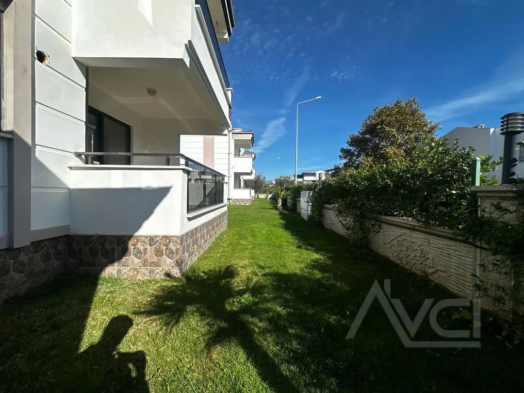 AVCI’DAN YOLUN ALTI DENİZE 100MT HAVUZLU SIFIR VİLLA