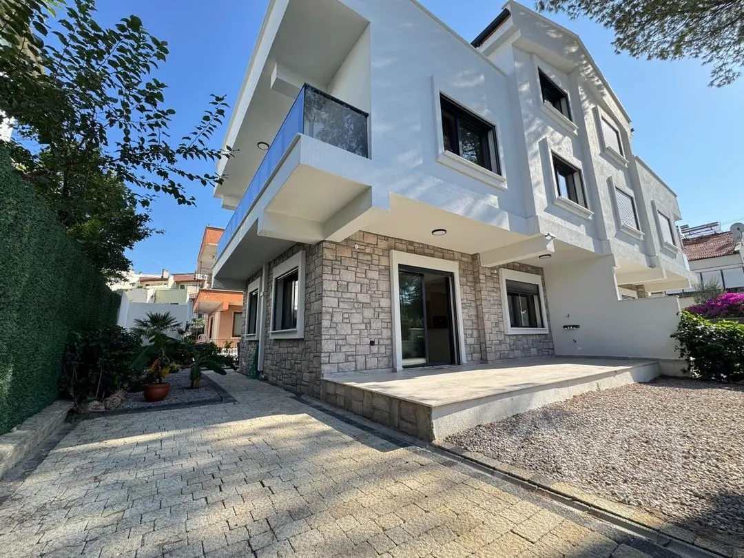 AVCI’DAN İKİZÇAY’DA DENİZE 40MT 4+1 SIFIR VİLLA