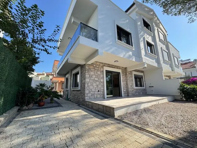 AVCI’DAN İKİZÇAY’DA DENİZE 40MT 4+1 SIFIR VİLLA
