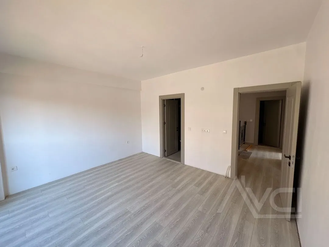 AVCI’DAN  4+1 GİRİŞTE ODALI DENİZE  YAKIN SİTE İÇİ SIFIR VİLLA