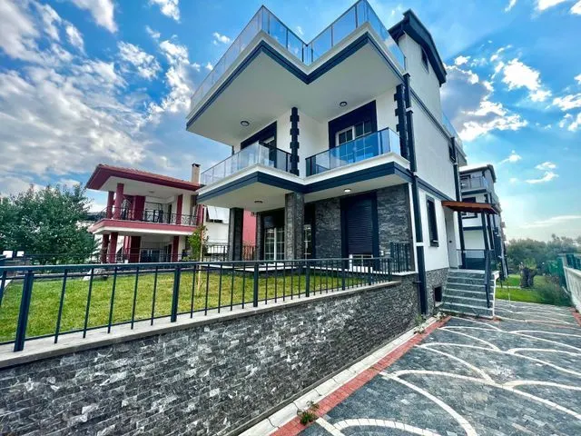 AVCI’DAN ALTINOLUK ŞAHİNDERESİNDE 5+1 VİLLA