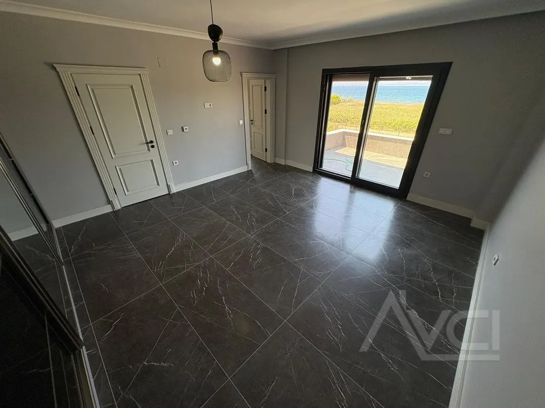 AVCI’DAN İSKELE’DE DENİZE SIFIR 5+2 300M2 VİLLA