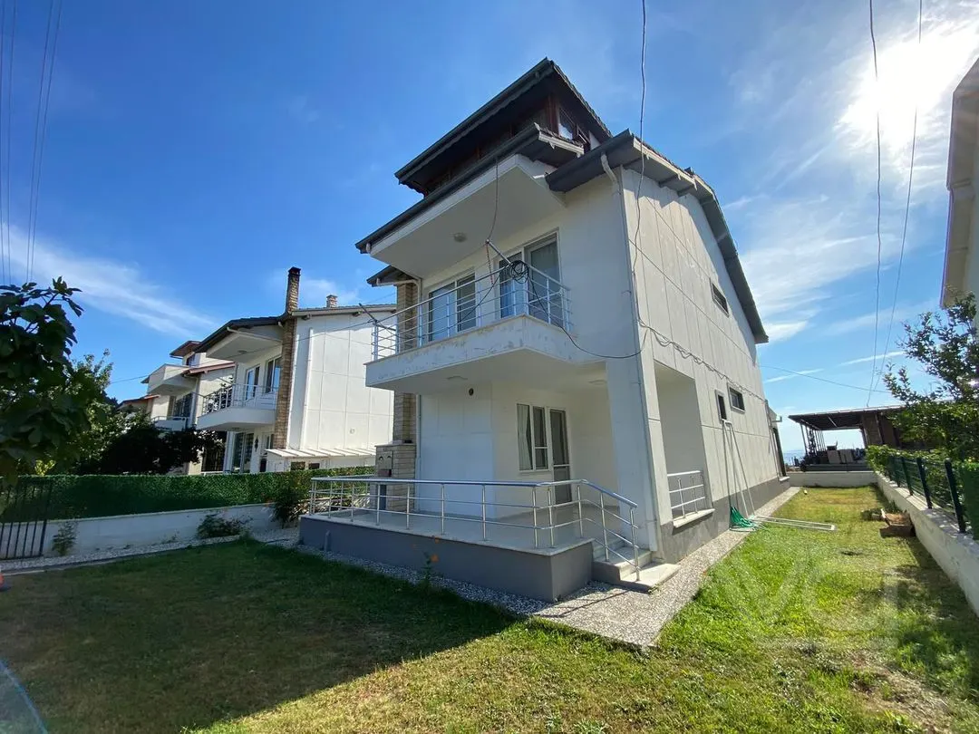 FENERDE DENİZE SIFIR 300M2 ARSA TAM MÜSTAKİL 5+1 VİLLA