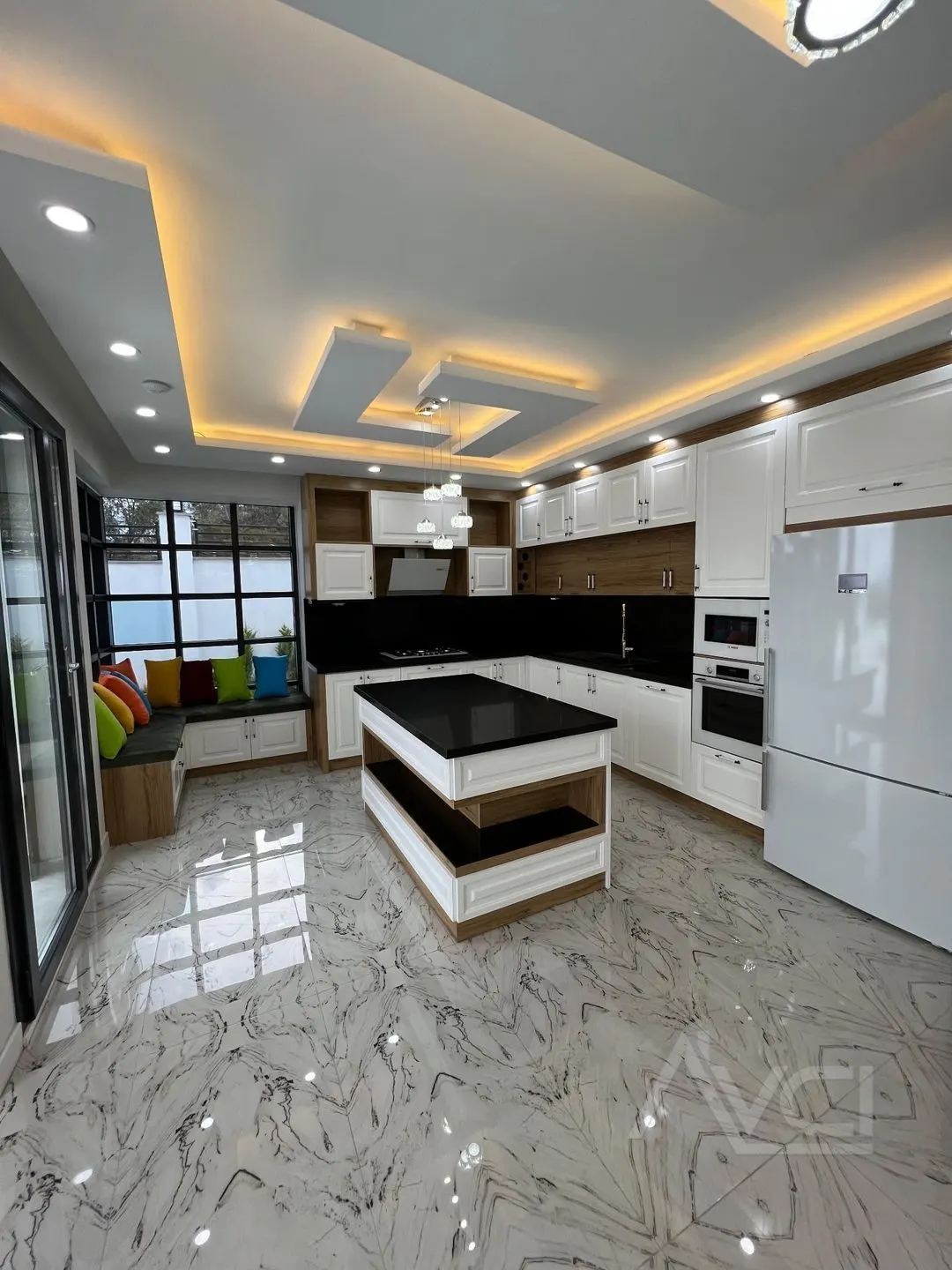 AVCI’DAN ALTINOLUK’TA 600M2 ARSA İÇİNDE BEYAZ KONAK