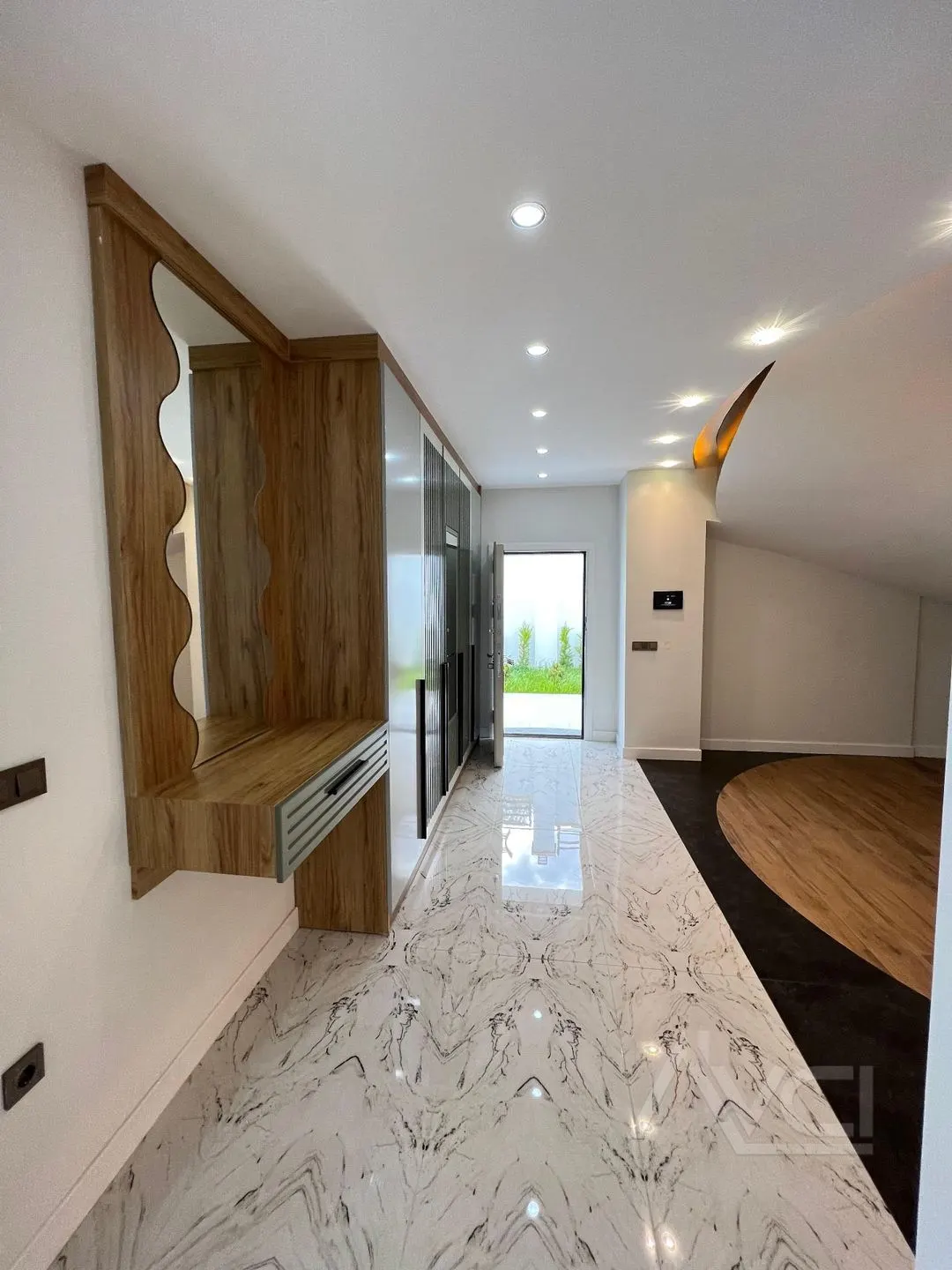 AVCI’DAN ALTINOLUK’TA 600M2 ARSA İÇİNDE BEYAZ KONAK