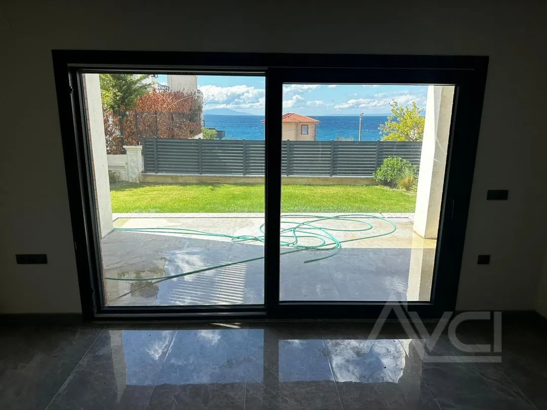 AVCI’DAN TAM MÜSTAKİL DENİZE 100MT DENİZ MANZARALI GİRİŞTE ODA VİLLA