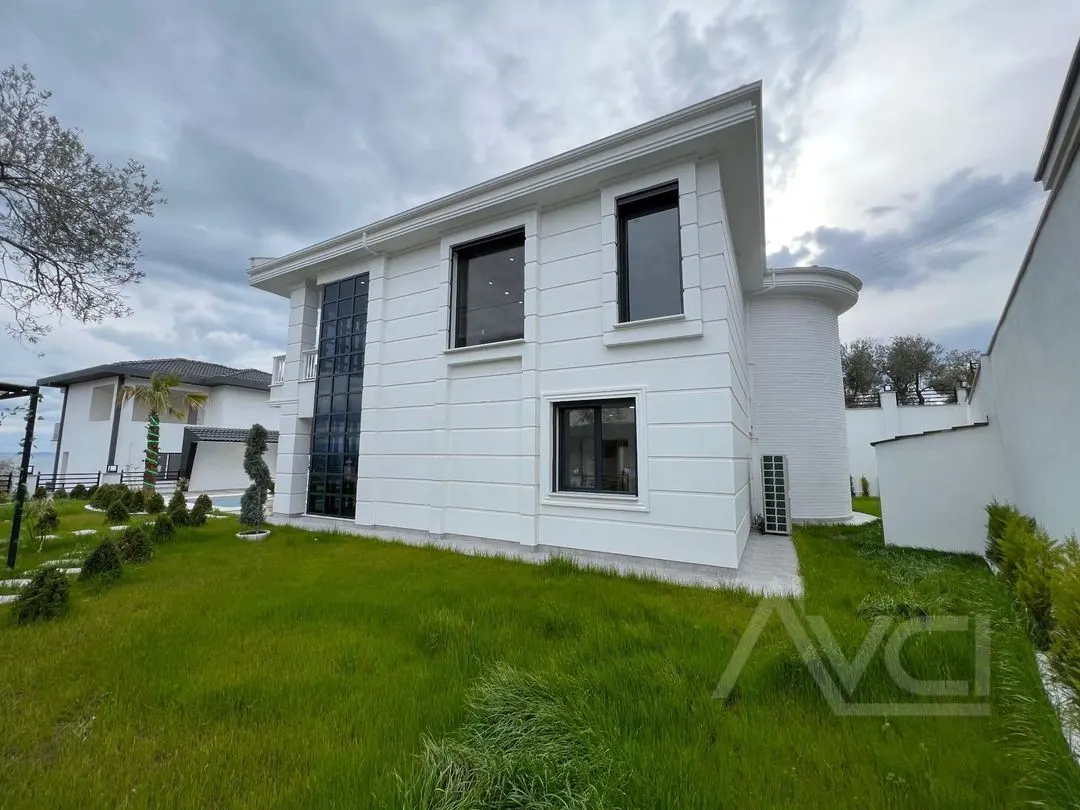 AVCI’DAN ALTINOLUK’TA 600M2 ARSA İÇİNDE BEYAZ KONAK