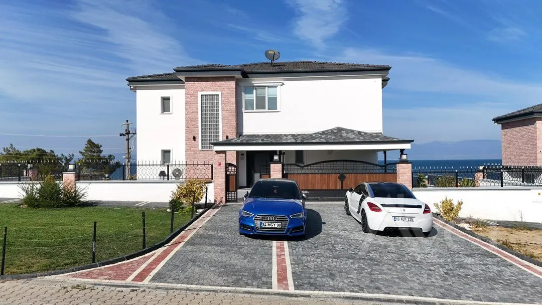 AVCI’DAN 750M2 ARSA İÇİNDE DENİZE SIFIR MALİKANE