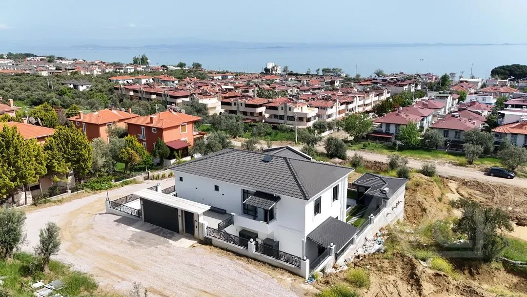 AVCI’DAN ALTINOLUKTA 700M2 İÇERİSİNDE BEYAZ KONAK