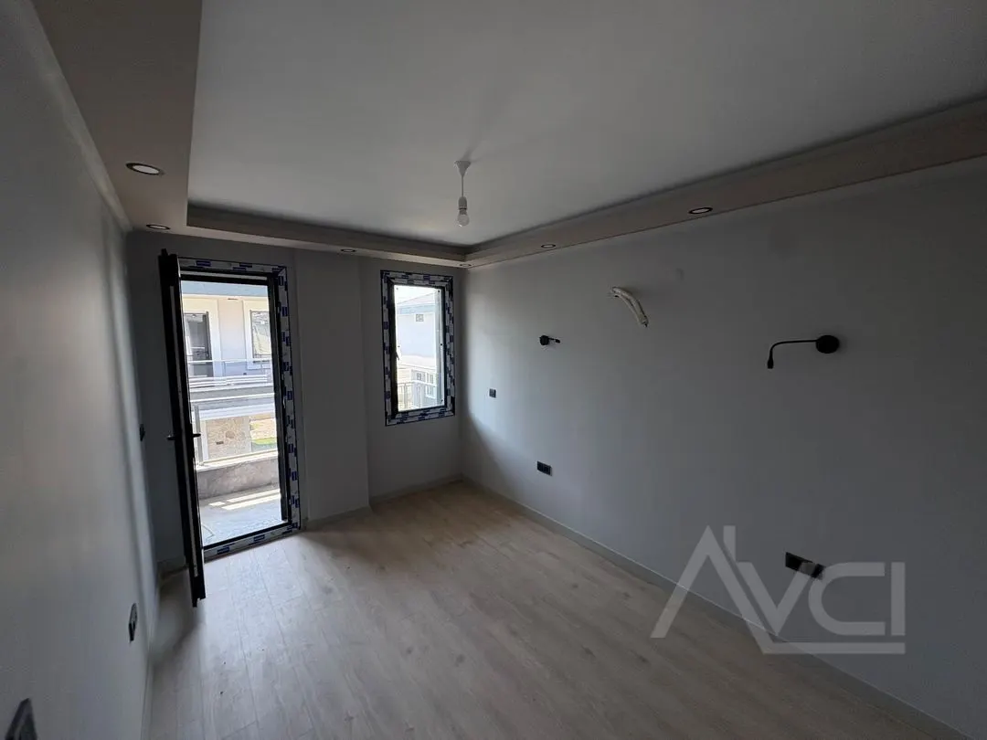 AVCI’DAN KÜÇÜKKUYUDA HAVUZLU SİTE İÇERİSİNDE 3+1 VİLLA