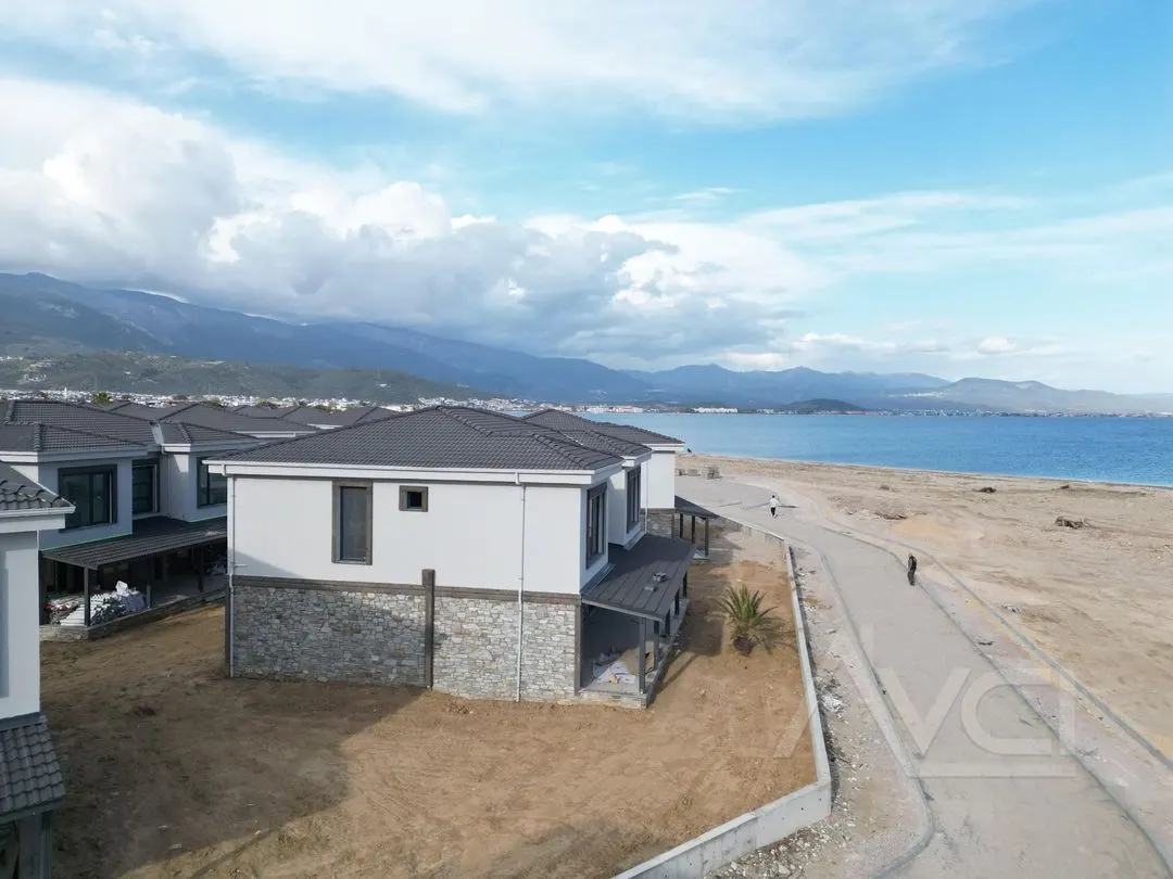 AVCI’ DAN TEK YETKİ 300M2 NET DENİZE SIFIR VİLLA/ÜÇÜNCÜ SIRA