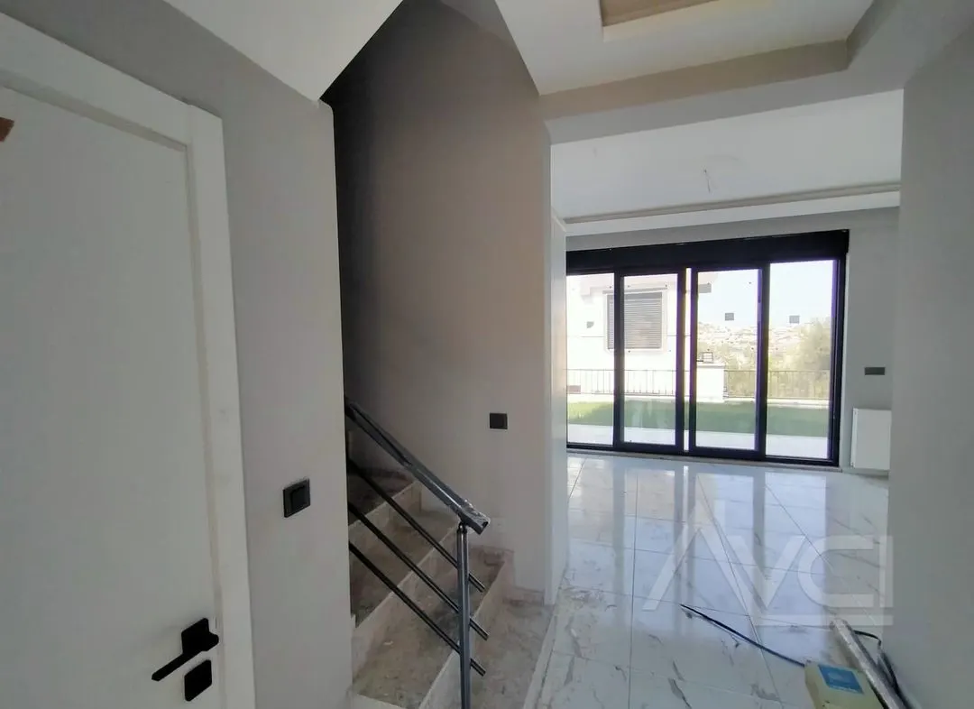 AVCI’DAN TAM MÜSTAKİL DENİZ MANZARALI 275M2 ARSALI VİLLA